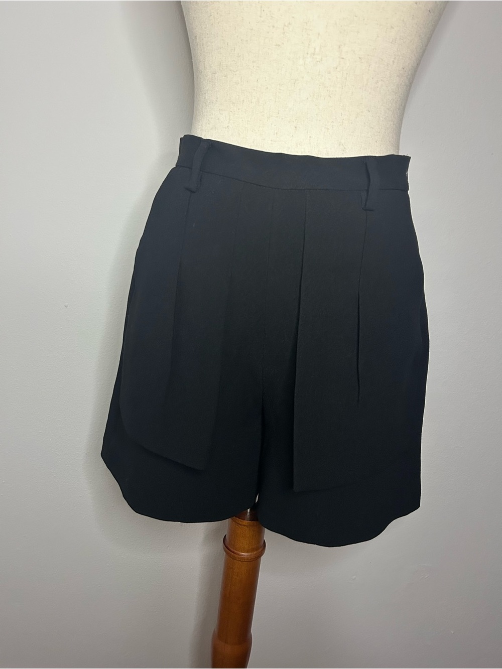 ANTHROPOLOGIE - MAEVE Black High-Waist Pleated Shorts with Pocket Details